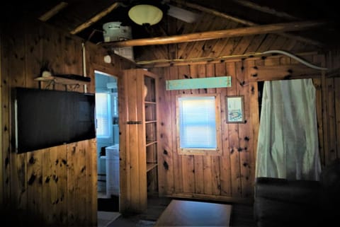 Lake Huron - 1 Bedroom, 1 Bath Lake Front Cabin (Sleeps 4) Casa in Oscoda Township
