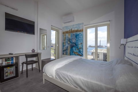 Bed, Photo of the whole room, Decorative detail, Sea view