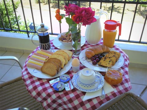 Balcony/Terrace, Food and drinks, Food, Continental breakfast