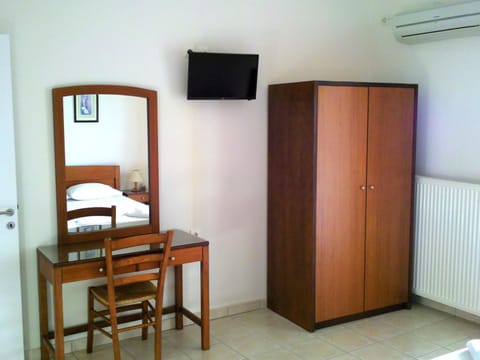 TV and multimedia, Photo of the whole room, Decorative detail, Bedroom