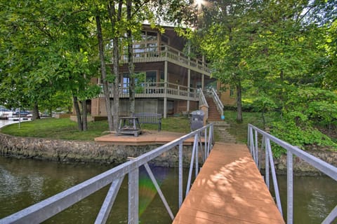 House on Lake of the Ozarks with Dock and Pool Table! Maison in Lake of the Ozarks
