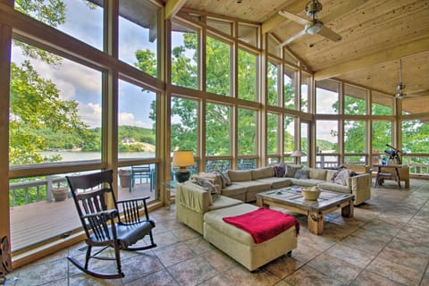 House on Lake of the Ozarks with Dock and Pool Table! Haus in Lake of the Ozarks