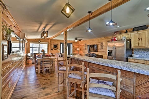 Serene Cabins with Decks and 8 Acres on Kiamichi River Haus in Oklahoma