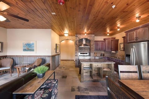TimberCrest Downtown Lakeview Condo South by Casago McCall - Donerightmanagement House in McCall
