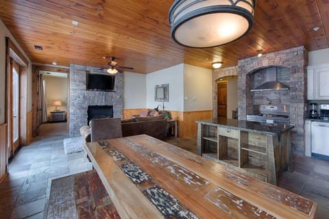 TimberCrest Downtown Lakeview Condo North by Casago - Donerightmanagement House in McCall