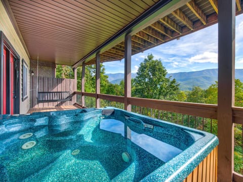On Eagle's Wings, 2 Bedrooms, Sleeps 8, Hot Tub, Theater, Pool Access Maison in Pittman Center