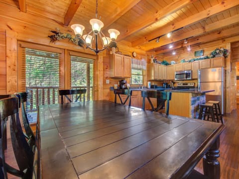 Moonlight Theater Lodge, 3 Bedrooms, Hot Tub, Pool, Sleeps 14 Casa in Pigeon Forge
