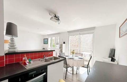 Kitchen or kitchenette, Dining area, minibar, pet friendly