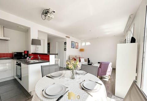 Kitchen or kitchenette, Living room, Seating area, Dining area, minibar, oven, pet friendly, toaster