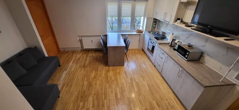 Communal lounge/ TV room, TV and multimedia, Coffee/tea facilities, Dining area, microwave, oven, stove, kitchen