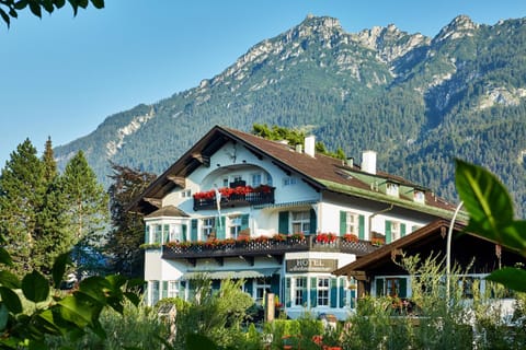 Property building, Facade/entrance, Summer, Balcony/Terrace, Mountain view