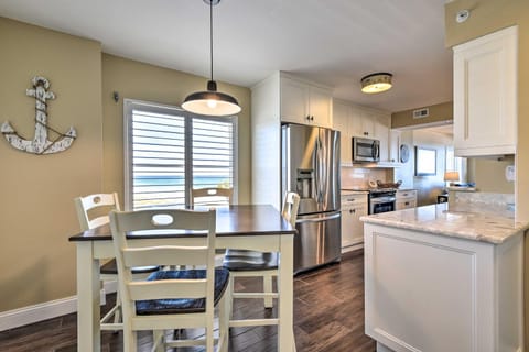 Luxe Oceanfront Condo with Pool Beach Access and Gear! Copropriété in Ormond By The Sea