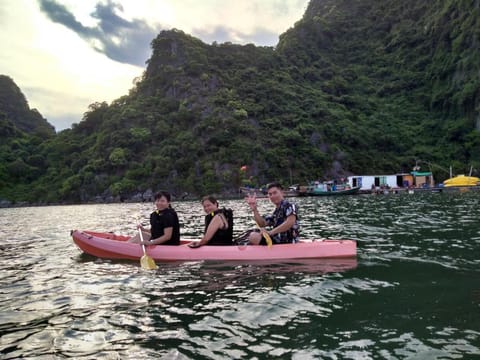 La Casta Cruise Barco atracado in Laos