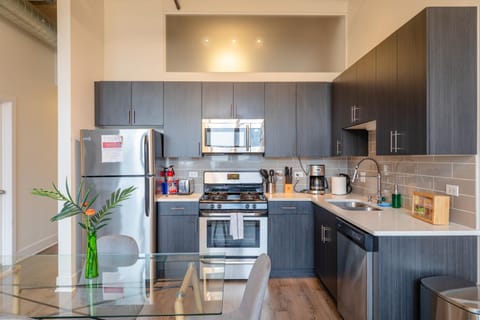 Coffee/tea facilities, Kitchen or kitchenette, dishwasher, oven, stove, toaster