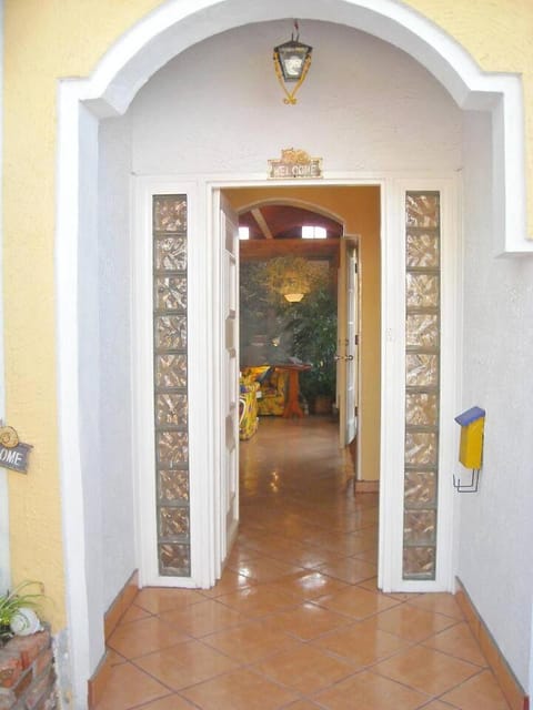 Welcome to Casa Viva Mexico 3-bedrooms 2-bathroms 6-Guests close to Shoping Center & Beach Chalet in Tijuana