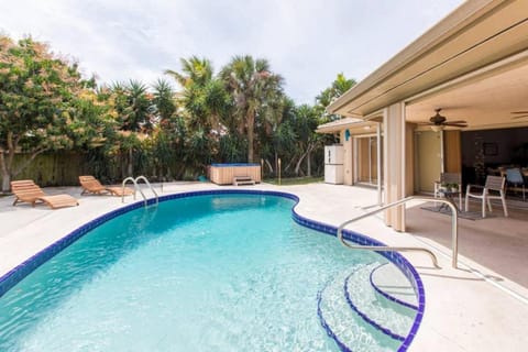 Casa Del Sol-Huge 3br! Beaches Pool and Hot Tub! House in Lake Worth
