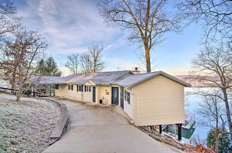 Lake Ozark Vacation Home with Hot Tub and Dock! Maison in Lake of the Ozarks