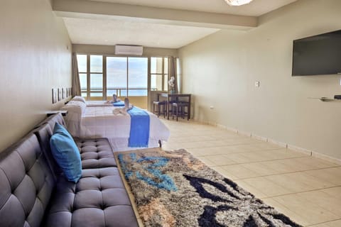 Oceanfront Resort Studio - 2 Mi to Rincon Plaza! Apartamento in Stella