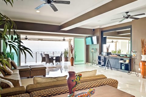 Beachfront Resort Condo with Wraparound Balcony! Apartamento in Puerto Vallarta
