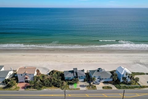Spectacular Oceanfront! Blissful Balconies + BBQ House in Usina Beach