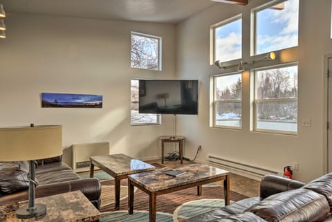 Pet-Friendly Duplex with Northern Lights Aurora View Condo in Fritz Creek