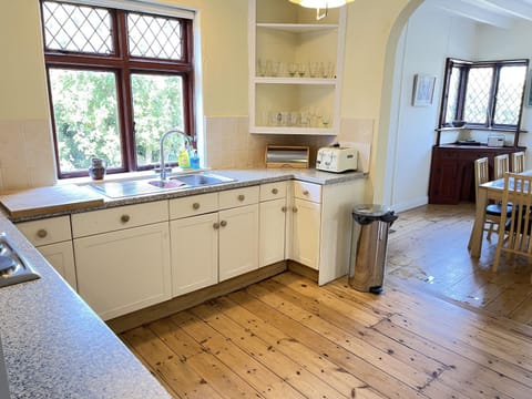 Property building, Coffee/tea facilities, Kitchen or kitchenette, dishwasher, stove