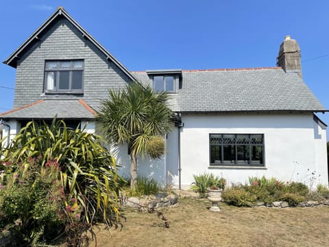 Property building, Day, Garden, Garden view