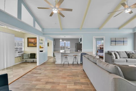 2022 Remodeled Retreat with Deck Walk to the Beach! Maison in Jamaica Beach