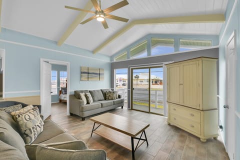 2022 Remodeled Retreat with Deck Walk to the Beach! Casa in Jamaica Beach