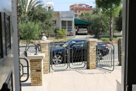 Patio, Facade/entrance