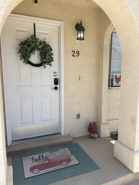 Red Hen Rental - 2 bed with 1 FULL bath 1 HALF bath FULL Kitchen Apartment in Cedar City