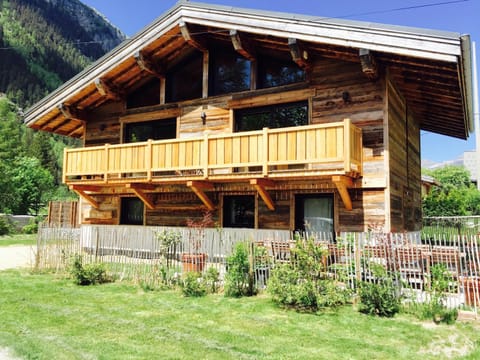 Chalet le petit Nicolas, jacuzzi, vue Mont Blanc Chalet in Chamonix