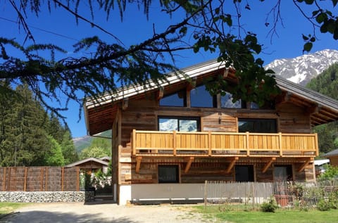 Chalet le petit Nicolas, jacuzzi, vue Mont Blanc Chalet in Chamonix