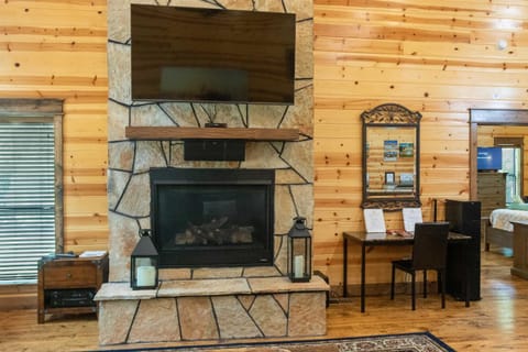 Broken Bow Cabin with Hot Tub and Outdoor Fireplace! House in Broken Bow