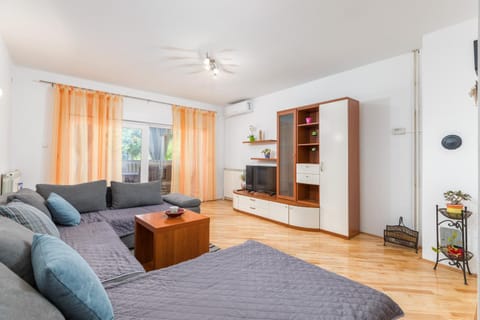 Bed, TV and multimedia, Living room, Seating area, air conditioner