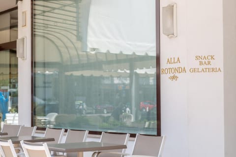 Facade/entrance, Lounge or bar