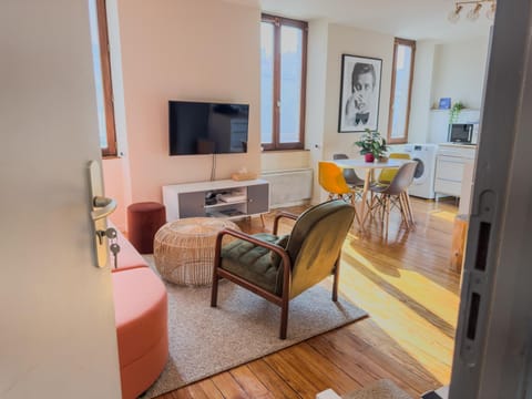 TV and multimedia, Living room, Decorative detail, Dining area, microwave, washing machine