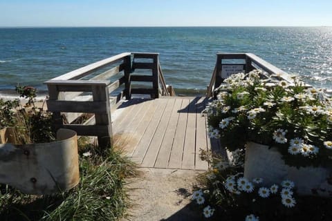P-Town 2br Beach Beauty on the Bay. Water View! Condo in Provincetown