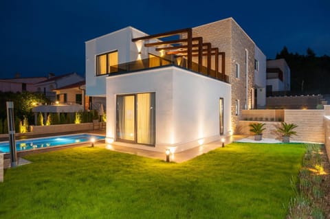 Property building, Patio, Night, Garden, Balcony/Terrace, Garden view, Pool view, Swimming pool, sunbed