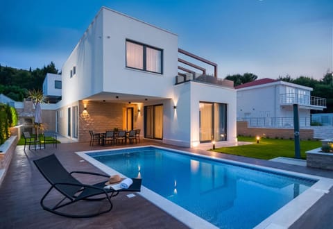 Property building, Patio, Day, Garden, Balcony/Terrace, Seating area, Pool view, Swimming pool, sunbed