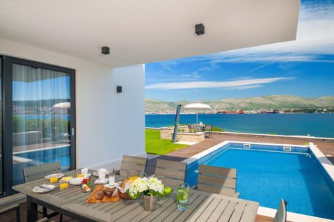 Property building, Patio, Day, Natural landscape, Garden, Balcony/Terrace, Food and drinks, Seating area, Dining area, Beach, Food, Mountain view, Pool view, Sea view, Swimming pool, Breakfast, Continental breakfast, Lunch, Dinner, Drinks, sunbed