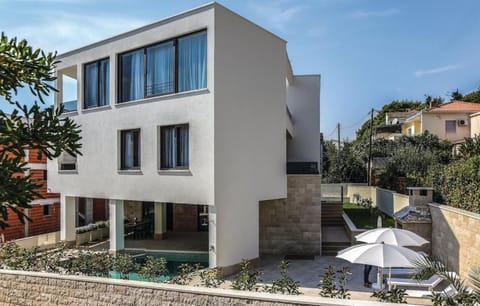 Property building, Day, Pool view, Swimming pool