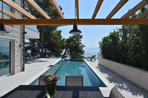 Luxury Beachfront Villa White Bellezza with private pool at the beach on Brac island - Sumartin Villa in Selca, Brač