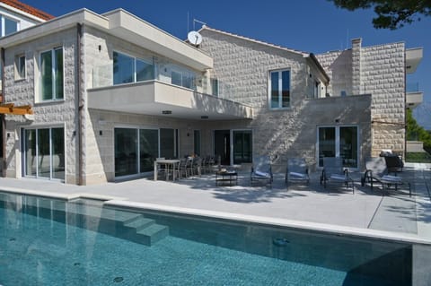 Property building, Patio, Day, Balcony/Terrace, Pool view, Swimming pool, sunbed