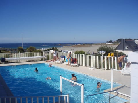 Rez de jardin 5 pers avec piscine, vue directe sur la plage à 40 m Apartment in Trévou-Tréguignec