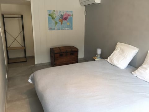 Photo of the whole room, Bedroom