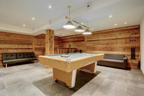 Billiard, Game Room