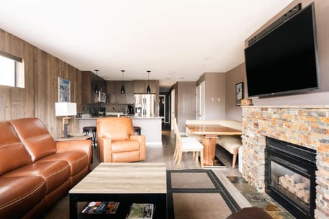 TV and multimedia, Kitchen or kitchenette, Living room, Seating area