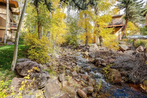 Peaceful creek view from the deck! Walk to Shuttle Maison in Vail