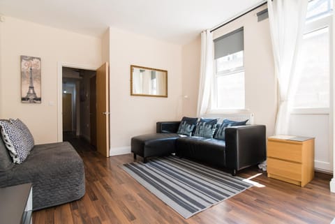 Stylish Apartment by Roath Park and Lake Apartment in Cardiff